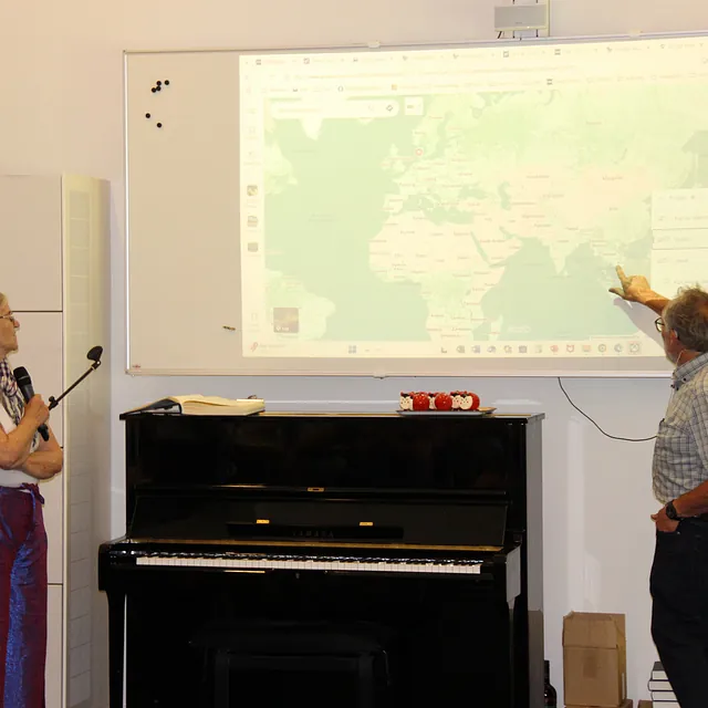 To voksne præsenterer ved hjælp af et projiceret kort og whiteboard.