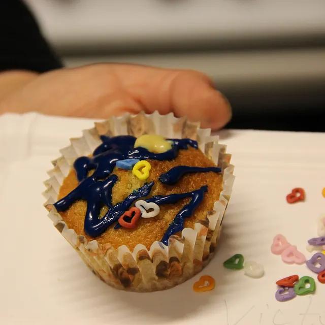 En enkelt pyntet cupcake med blå glasur og hjerte-krymmel.