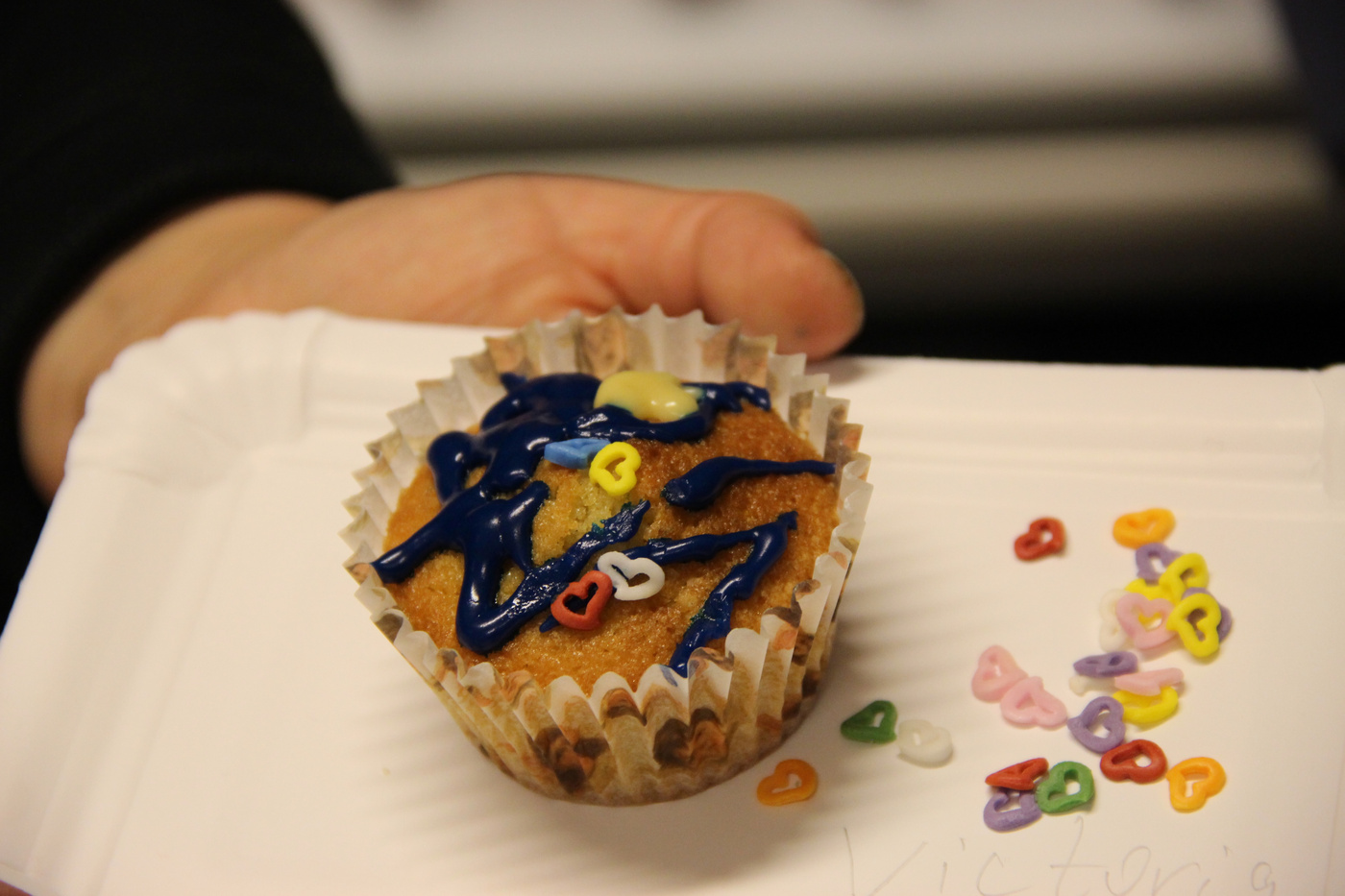 En enkelt pyntet cupcake med blå glasur og hjerte-krymmel.